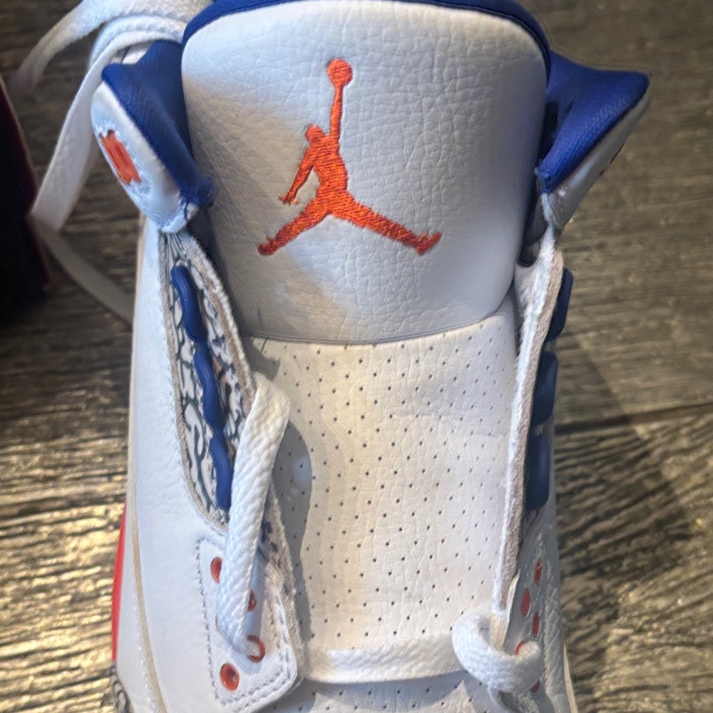 Air Jordan Retro 3 "Knicks" edition with orange and blue colorway - Picture 5 of 9